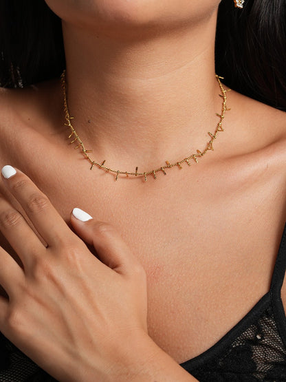 Ketting van de sieradenset om de hals van een model
