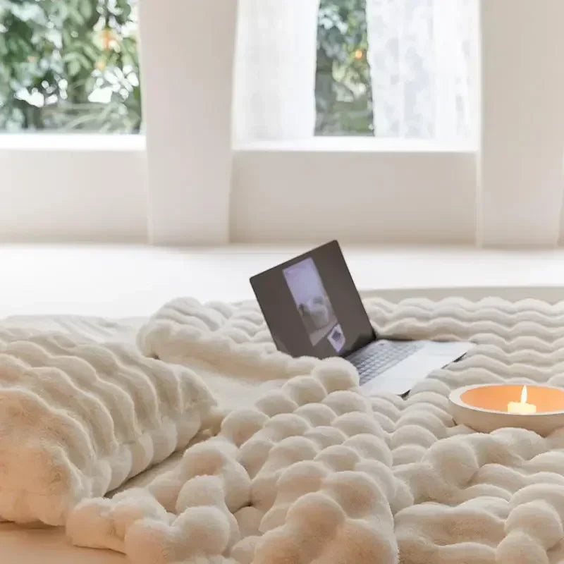 WarmWool witte deken op een bed bij het raam, detail