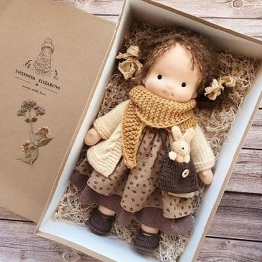 Handgemaakte Waldorf-pop van natuurlijke materialen – 30 cm groot