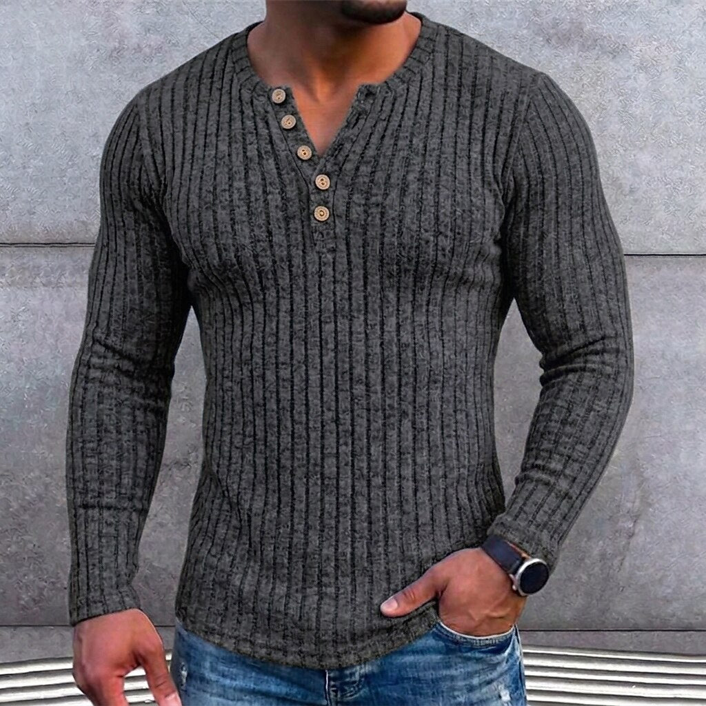 Donkergrijs geribbeld shirt met knoopsluiting gedragen door een man met horloge en spijkerbroek, detail