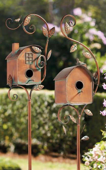 Decoratief Vogelhuisje op Staak – Rustieke Tuindecoratie