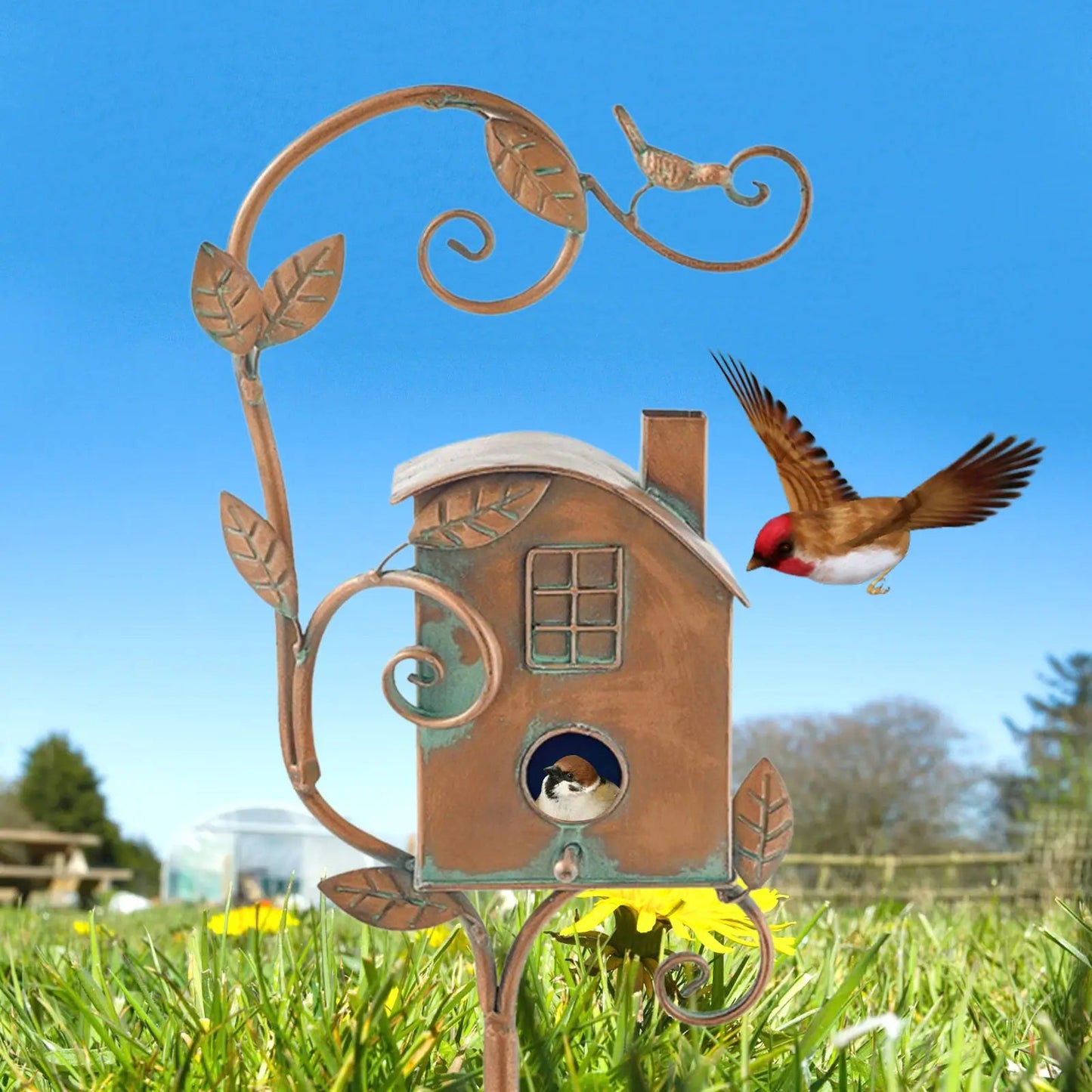 Decoratief Vogelhuisje op Staak – Rustieke Tuindecoratie